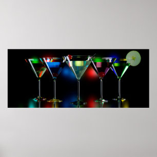 Olika cocktails i martini-glas med ljus poster