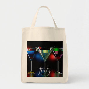 Olika cocktails i martini-glas med ljus tygkasse