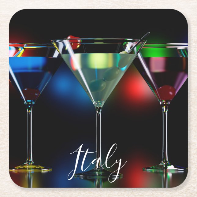 Olika cocktails i martini-glas med ljus underlägg papper kvadrat (Framsidan)