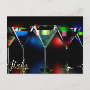 Olika cocktails i martini-glas med ljus vykort