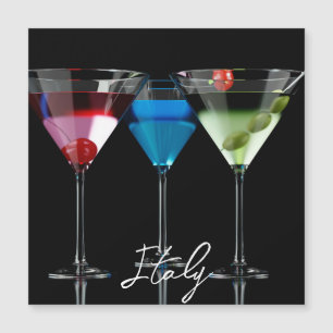 Olika cocktails i martini-glas på svart