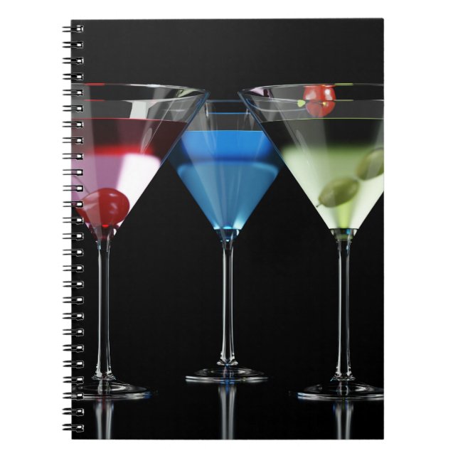 Olika cocktails i martini-glas på svart anteckningsbok (Framsidan)