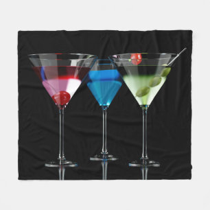 Olika cocktails i martini-glas på svart fleecefilt