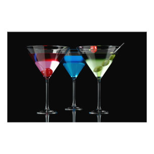 Olika cocktails i martini-glas på svart fototryck
