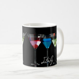 Olika cocktails i martini-glas på svart kaffemugg