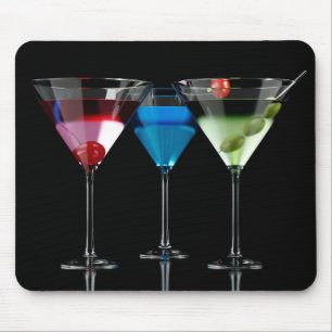 Olika cocktails i martini-glas på svart musmatta