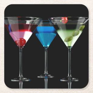 Olika cocktails i martini-glas på svart underlägg papper kvadrat