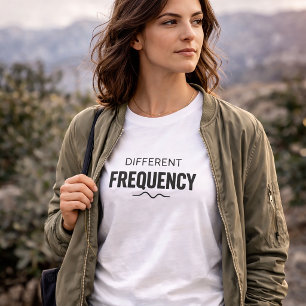 Olika Frekvens Minimalistisk Citat T-Shirt