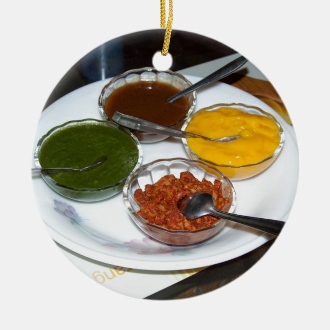 Olika indierkryddor i bunkar julgransprydnad keramik (Framsidan)