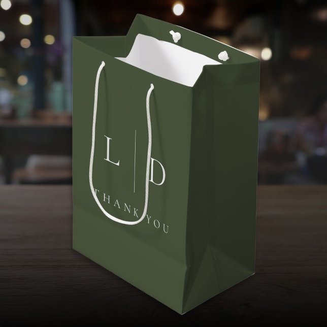 Oliv grönt Elegant, minimalistisk Monogram Bröllop (Olive Green Elegant Minimalist Monogram Wedding Medium Gift Bag)