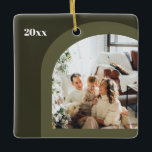 Oliv grönt modernt bågfoto 2023 julgransprydnad keramik<br><div class="desc">Snyggt Oliv grönt Modern Arch Modern 2023 Ceramic Ornament</div>