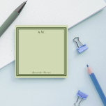 Oliv grönt monogrammad post-it block<br><div class="desc">Monogrammed post-it-anteckningar i två oliv grönt nyanser. Lägg till initialer och namn. En vanlig elegant-design.</div>