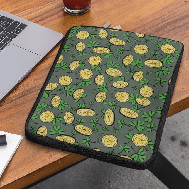 Oliv grönt och Guld St Patrick's Lucky You Shamroc Laptop Fodral (Fun Hand-Drawn Illustrations of Green Clovers and Irish Gold Shamrock Coins. Olive Green Background.)