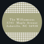 Olive Gingham Play-julets Returadress Runt Klistermärke<br><div class="desc">Cute Oliv grönt Gingham Play Anpassningsbar jul Returadress Classic Round Sticker</div>