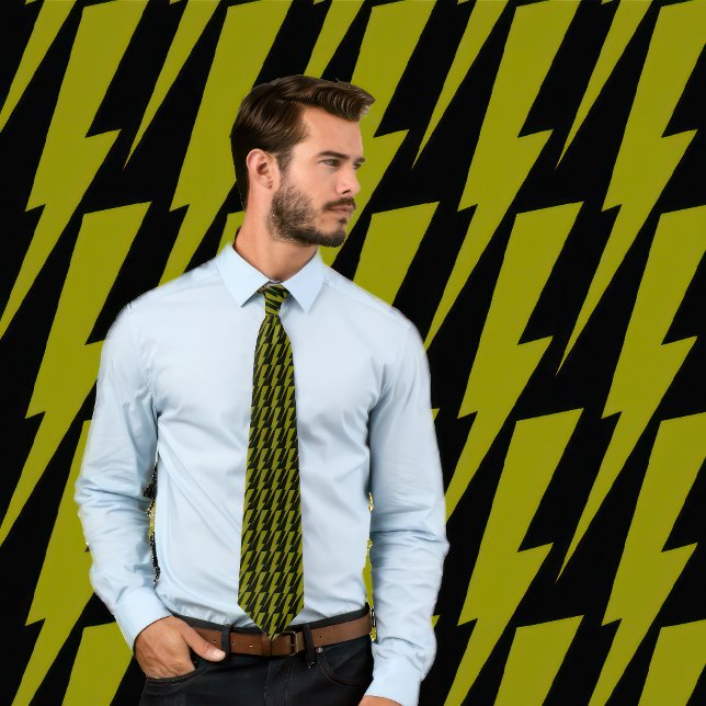 Olive och Black Lightning Bult Necktie Slips (Man wears a necktie featuring a olive green lightning pattern on black.)
