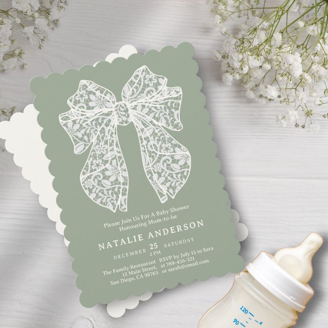 Olive Sage Grönt Blommigt Snöre Coquette Baby Show Inbjudningar (Olive Sage Green Floral Lace Coquette Baby Shower Invitation)