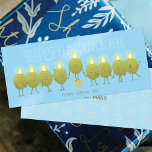 OLIVE US HANUKKAH-platta kort<br><div class="desc">En grupp belysta oliver bildar en Hanukkiah och önskar en Lycklig Hanukkah.</div>