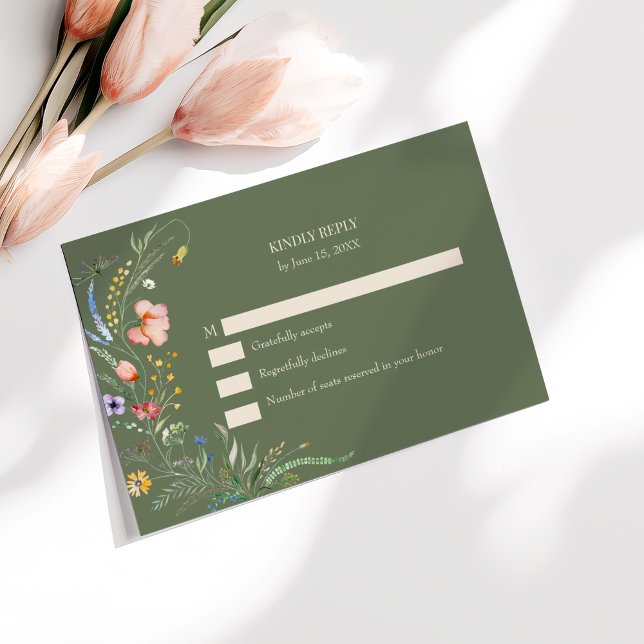 Olivgrön äng med vildblommor bröllop RSVP-kort Tack Kort (Sage Green Wildflower Meadow Wedding RSVP Card on a sunny table with pal pink flowers.)