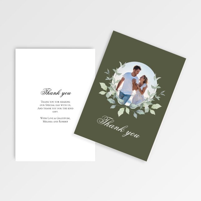 Olivgrön Foto Bröllop Tackkrans Tack Kort (Olive green photo wedding thank you card with greenery wreath and elegant script text)