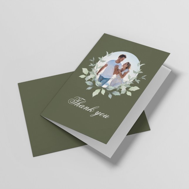 Olivgrön Foto Krans Script Tackkort (Olive green horizontal wedding thank you card with photo wreath and elegant script)