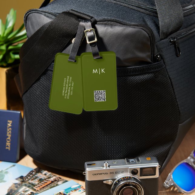 Olivgrön med QR-kod | Modernt monogram Bagagebricka (Fram & Baksida)