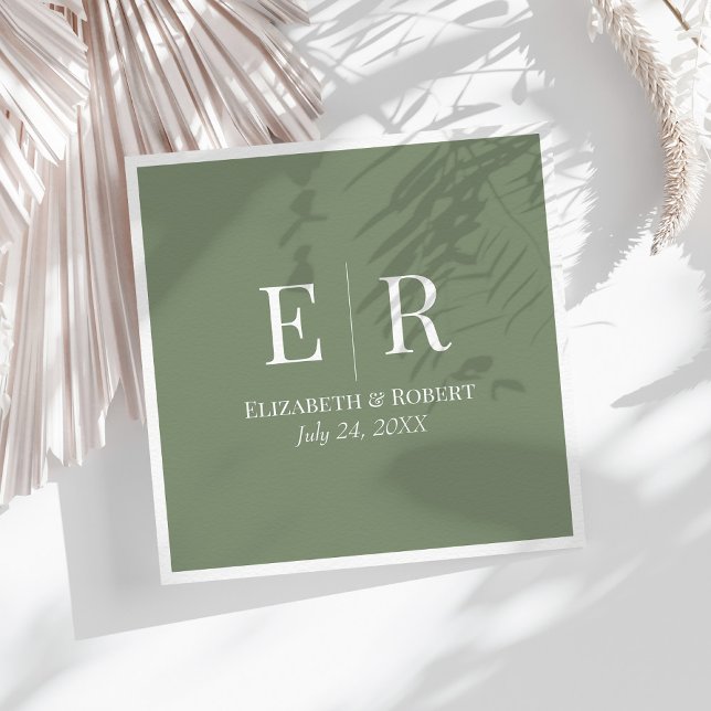 Olivgrön minimalistisk monogrambröllop pappersservett (Olive Green Minimalist Monogram Wedding Napkins on a sunny white table with neutral dry flowers.)