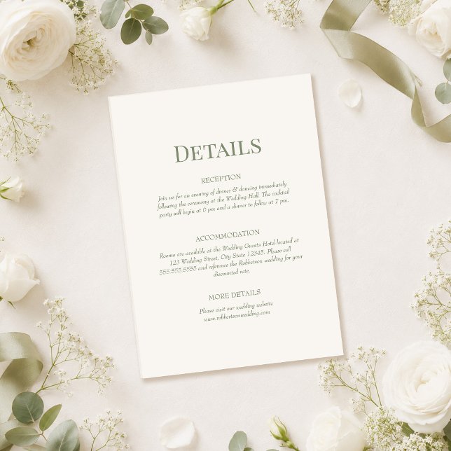 Olivgrön Monogram Bröllopsdetaljkort Inbjudningar (Olive Green Monogram Wedding Details Card on a table with white roses and wedding decor)
