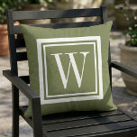 Olivgrön och vit klassisk fyrkantig monogram kudde<br><div class="desc">Designa din egen anpassade kastkudde i valfri färgkombination för att perfekt koordinera med din heminredning i valfritt utrymme! Använd designverktygen för att ändra bakgrundsfärgen och den fyrkantiga kantfärgen, eller lägg till din egen text för att inkludera ett namn, monograminitialer eller annan speciell text. Varje kudde är tillverkad på beställning bara...</div>
