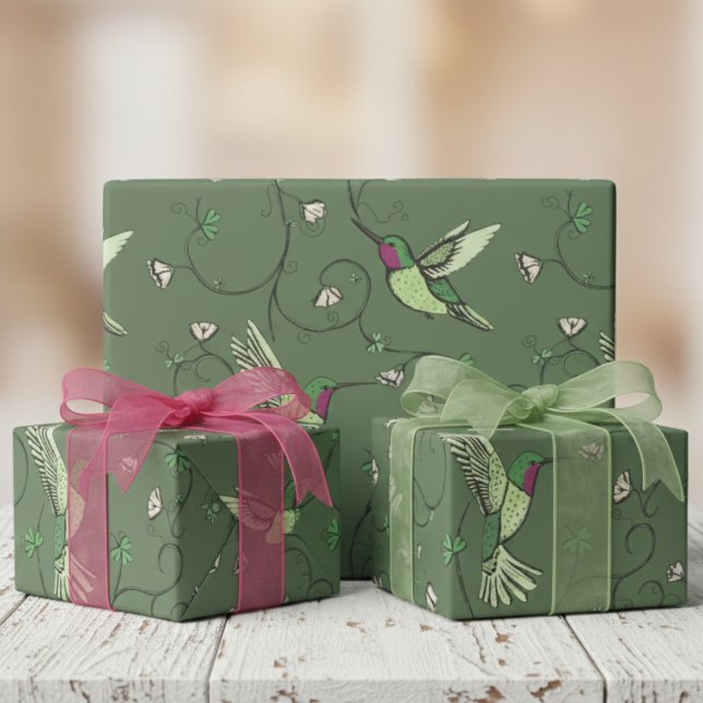 Olivgrön Shamrock-ranka Kolibri-mönster Presentpapper (Olive Green St Patrick's Day Irish Gift Wrap. Whimsical Floral Hummingbird, Clover, Lucky Shamrocks )