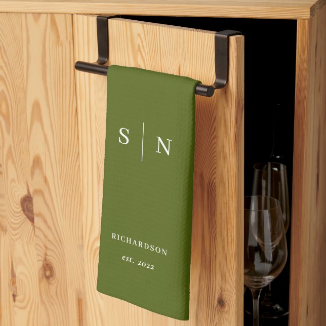 Olivgrön | Svart monogram och datum Kökshandduk (Thirds Fold)