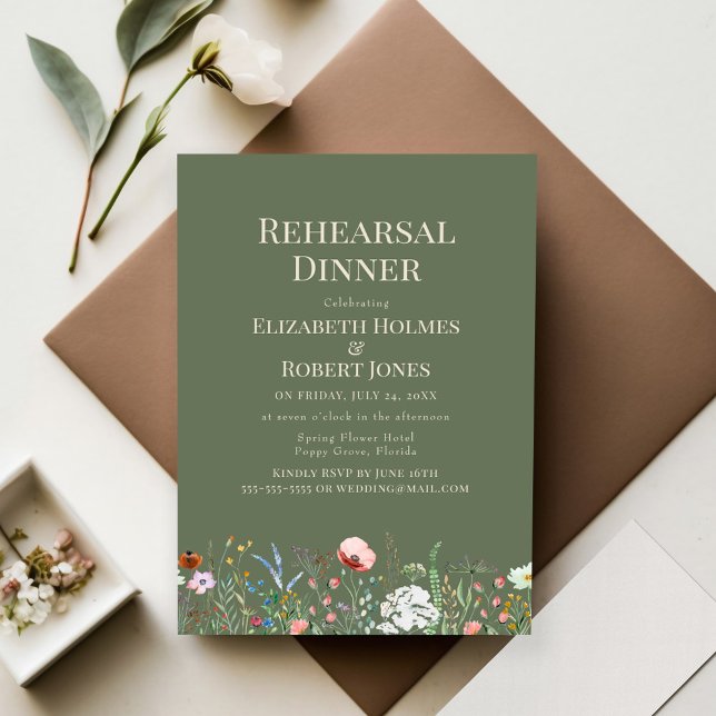 Olivgrön vildblomma repetitionskalas-inbjudan inbjudningar (Sage Green Watercolor Wildflower Rehearsal Dinner Invitation on wedding table.)