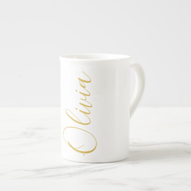 Olivia Gold Script Namn Vit Specialmugg Benporslin Mugg (Framsida höger)