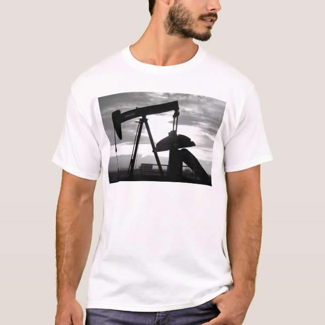 Oljabrunnen pumpar den svartvita jacken tee shirt (Framsida)