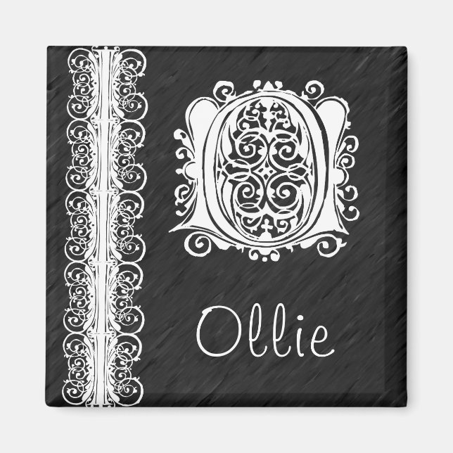 Ollie O Monogram White Snöre på Black Magnet (Framsidan)