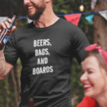 Ölsäckar och brädor Corn Hole-spel T Shirt<br><div class="desc">Denna design kan anpassas i det angivna området genom att byta foto och/eller text. Eller så kan den anpassas ytterligare genom att klicka på "Anpassa denna mall" och sedan välja alternativet "klicka för att anpassa ytterligare" och ta bort eller ändra bakgrundsfärgen, lägga till text, ändra textfärg eller stil, eller ta...</div>