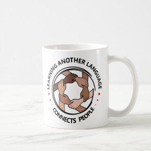 Om att lära sig ett annat språk ansluter personer kaffemugg