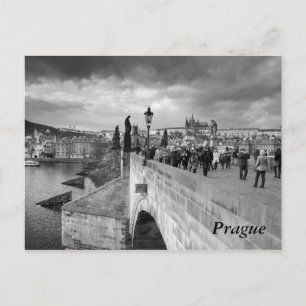 om Charles Bridge under en stormig himlar i Prag Vykort