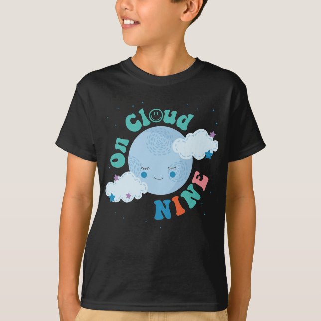 Om Cloud Nine Groovy Planet Lycklig 9:e födelsedag T Shirt (Framsida)
