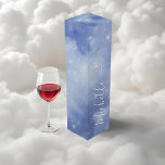 Om Cloud Vin Möhippa Starry Celestial Presentask För Vinflaska<br><div class="desc">Gör din On Cloud Vin-möhippa verkligt magisk med den här berömda favoritrutan. Den här eleganten har en drömmardrömslik stjärnnatt himmel i djupt blå nyanser och är perfekt för att förpacka vin-temerade treat, mini flaskor eller små presenter. Personlig med bridens namn i ett känsligt skript, det tillför en lyxig beröring till...</div>
