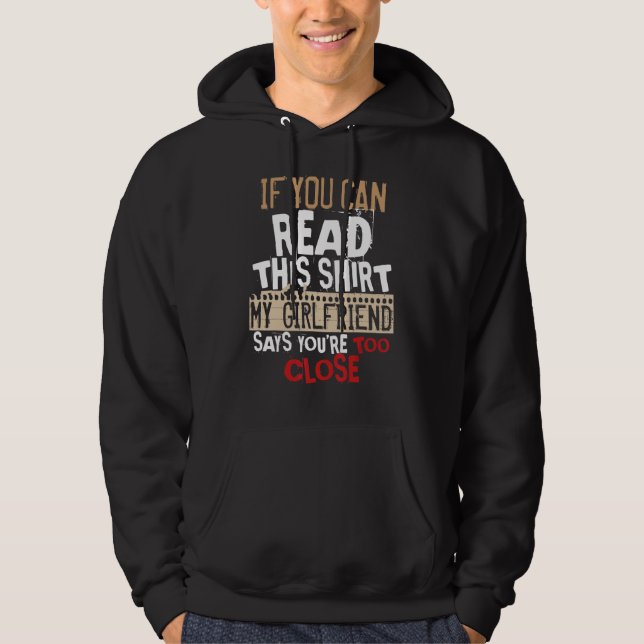 Om Du Kan Läsa Detta Säger Min Flickvän Att Du Är  Hoodie (Framsida)