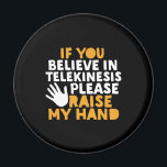 Om du tror på Telekinesis, så höjer jag min hand. Magnet<br><div class="desc">Om du tror på Telekinesis,  höjer jag handen. Lustigt citattecken för dem som njuter av humor,  sarkasm,  pun,  skämt och sarkastiskt ordspråk. Coolans typografivaror är underbara att sprida lite roligt och skratta. Lyft upp din dag och få någon att le idag. Underbar julklapp och födelsedagspresent för vänner och familjer.</div>
