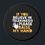 Om du tror på Telekinesis, så höjer jag min hand. Magnet<br><div class="desc">Om du tror på Telekinesis,  höjer jag handen. Lustigt citattecken för dem som njuter av humor,  sarkasm,  pun,  skämt och sarkastiskt ordspråk. Coolans typografivaror är underbara att sprida lite roligt och skratta. Lyft upp din dag och få någon att le idag. Underbar julklapp och födelsedagspresent för vänner och familjer.</div>