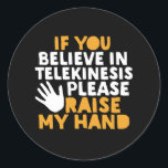 Om du tror på Telekinesis, så höjer jag min hand. Runt Klistermärke<br><div class="desc">Om du tror på Telekinesis,  höjer jag handen. Lustigt citattecken för dem som njuter av humor,  sarkasm,  pun,  skämt och sarkastiskt ordspråk. Coolans typografivaror är underbara att sprida lite roligt och skratta. Lyft upp din dag och få någon att le idag. Underbar julklapp och födelsedagspresent för vänner och familjer.</div>