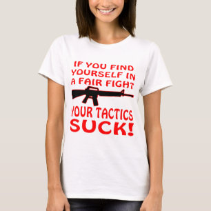 Om fynd dig i ett mässaslagsmål som dina taktik t-shirt