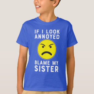 Om jag ser förargad, klandra min roliga syster t shirt
