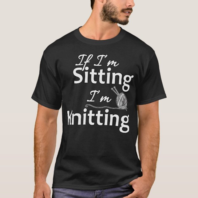 Om jag sitter stickar jag - Roligt T Shirt (Framsida)