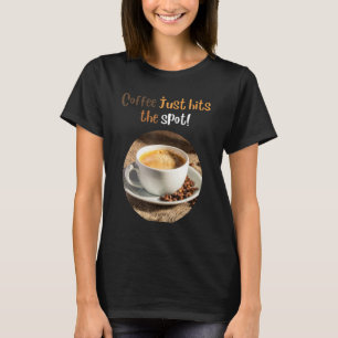 om kaffe Kaffe är precis vad som behövs T Shirt