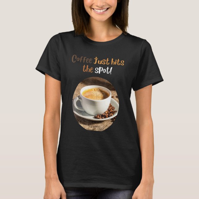 om kaffe Kaffe är precis vad som behövs T Shirt (Framsida)