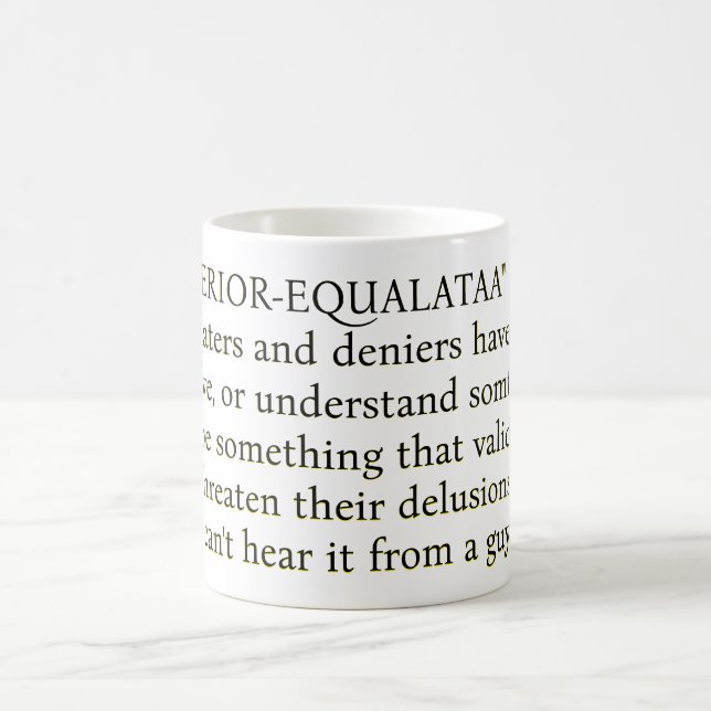 Om "SUPERIOR-EQUALATAA"-killen och verklighets-hat Kaffemugg (Center)