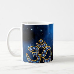 Om-symbol med "safir" stenar kaffemugg